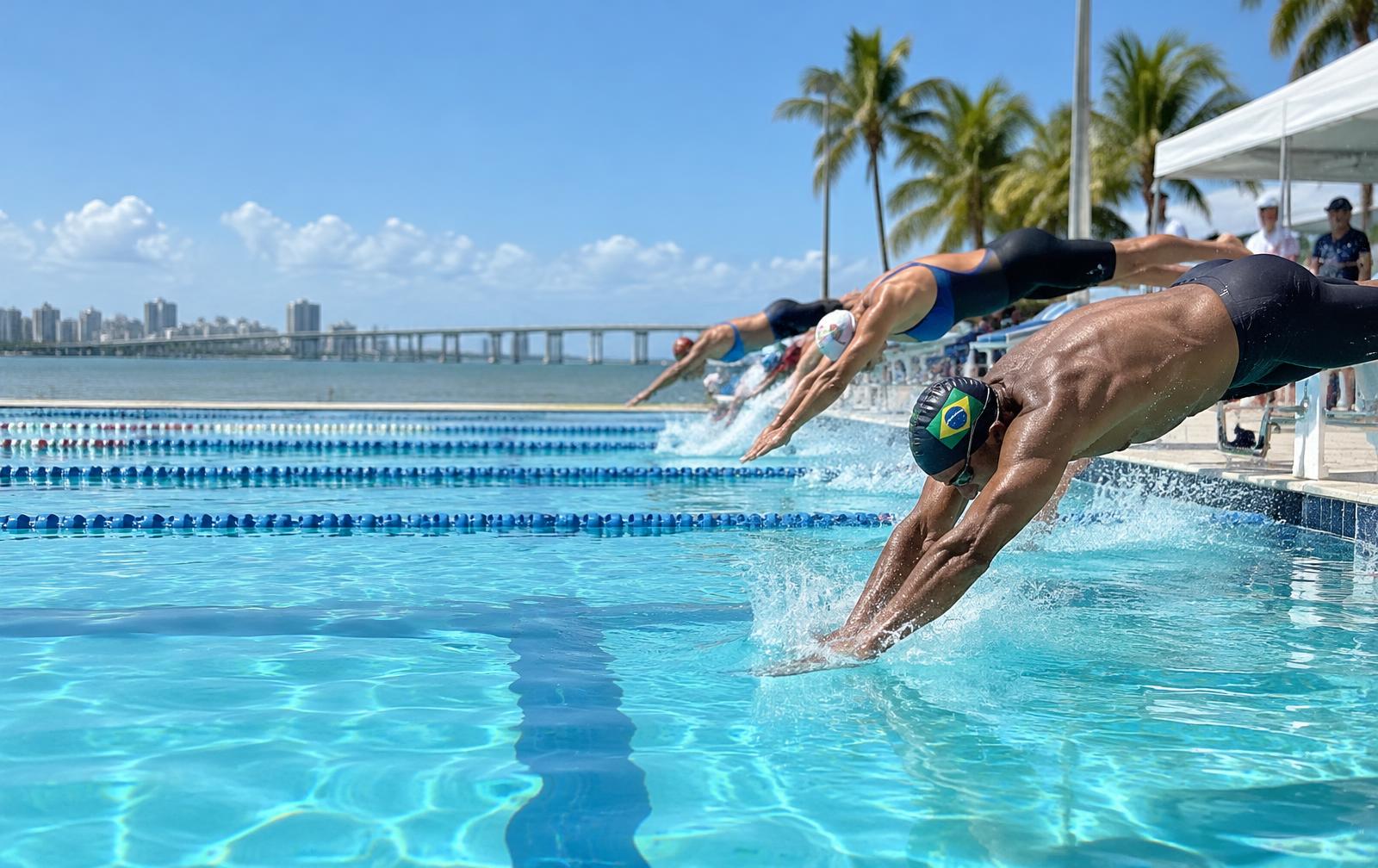 Nadadores masters saltando na piscina